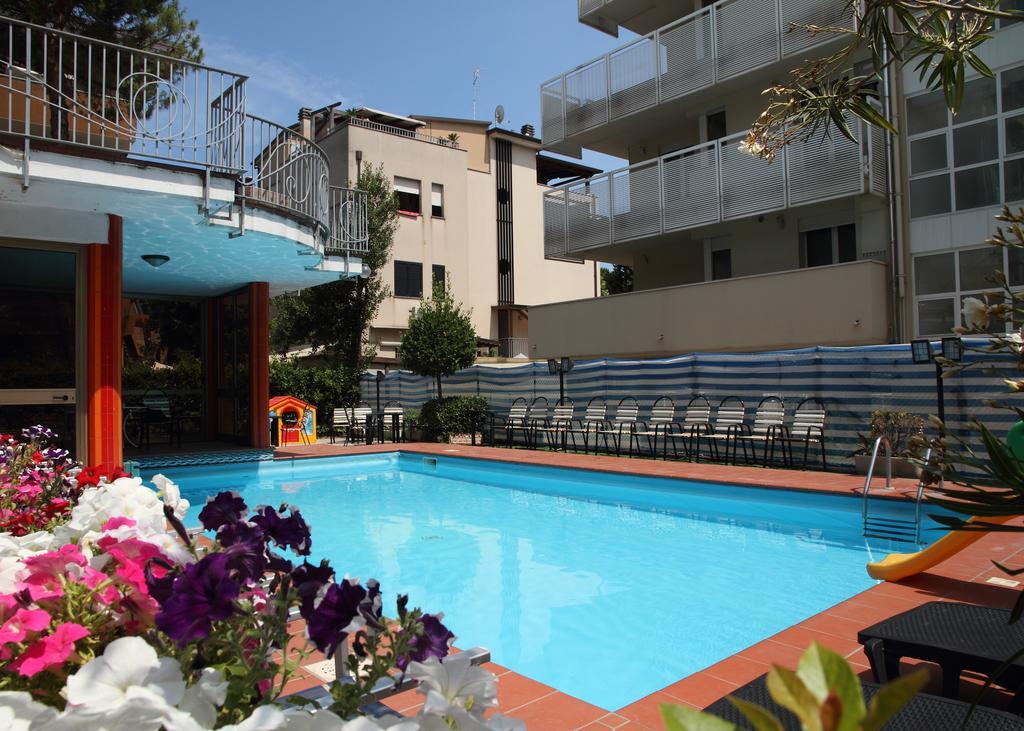 Hotel Universo Rimini Kültér fotó